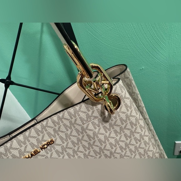 Michael Kors Trisha Large Shoulder Bag NWT - Picture 2 of 6